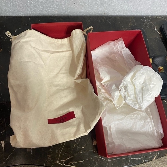 Valentino Garavani Roman Stud flat leather sandals black and gold - Picture 5 of 14